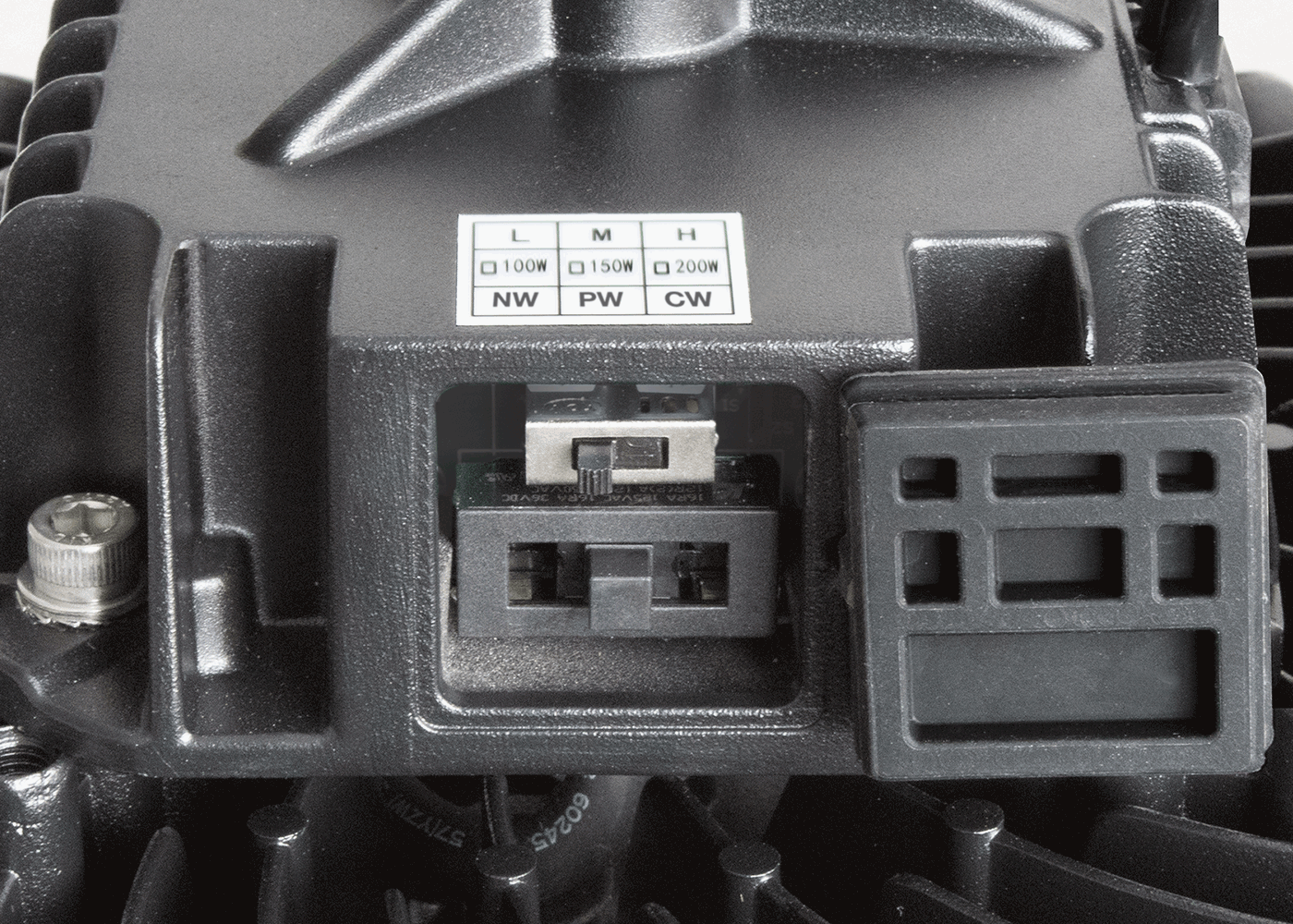 Leistungs- und Farbtemperaturumschaltung per Schieberegler am Treibergehäuse des LED Hallentiefstrahler VENTO switch