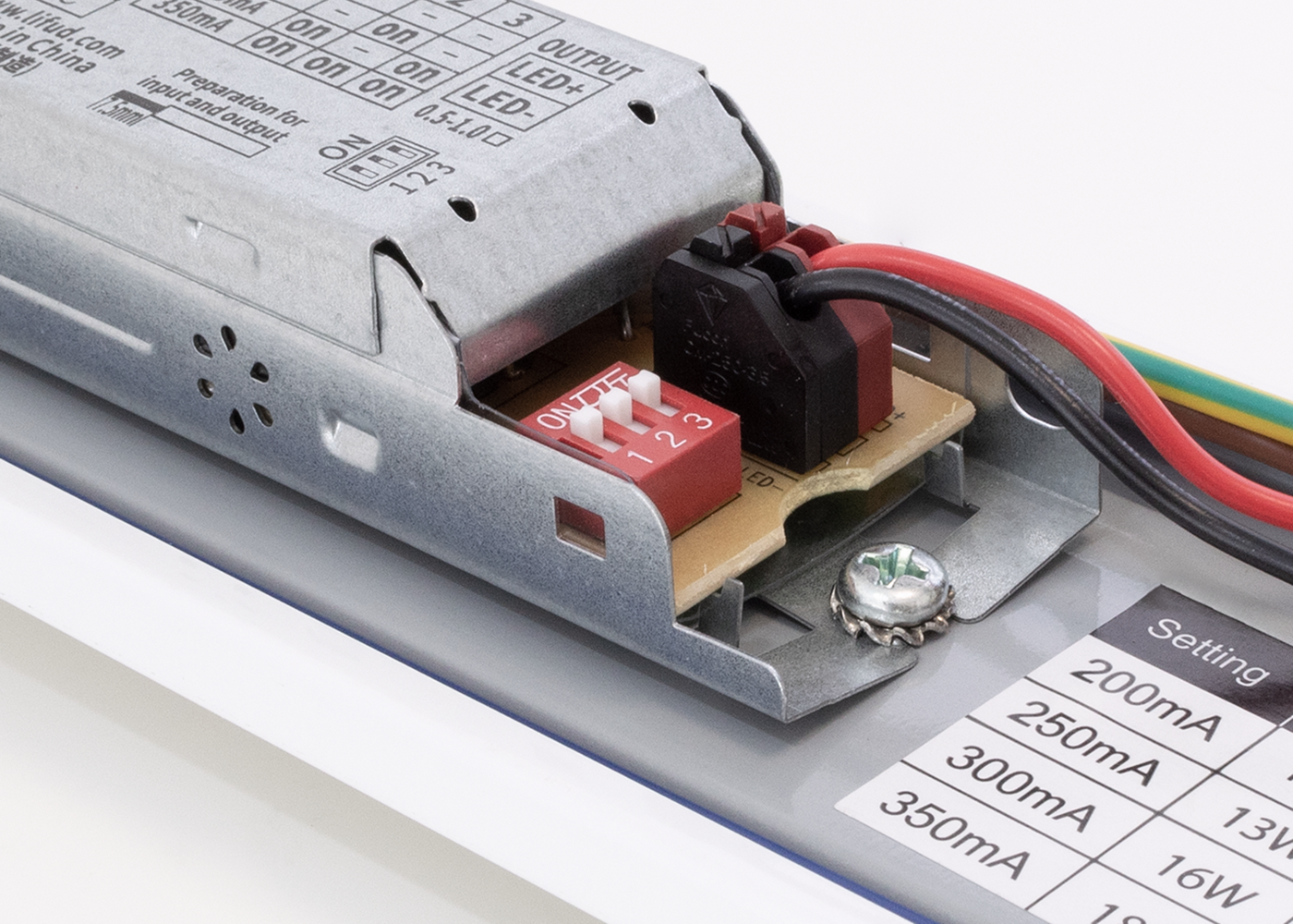 Leistungseinstellung per DIP-Schalter LED Langfeldleuchte IMPACTO