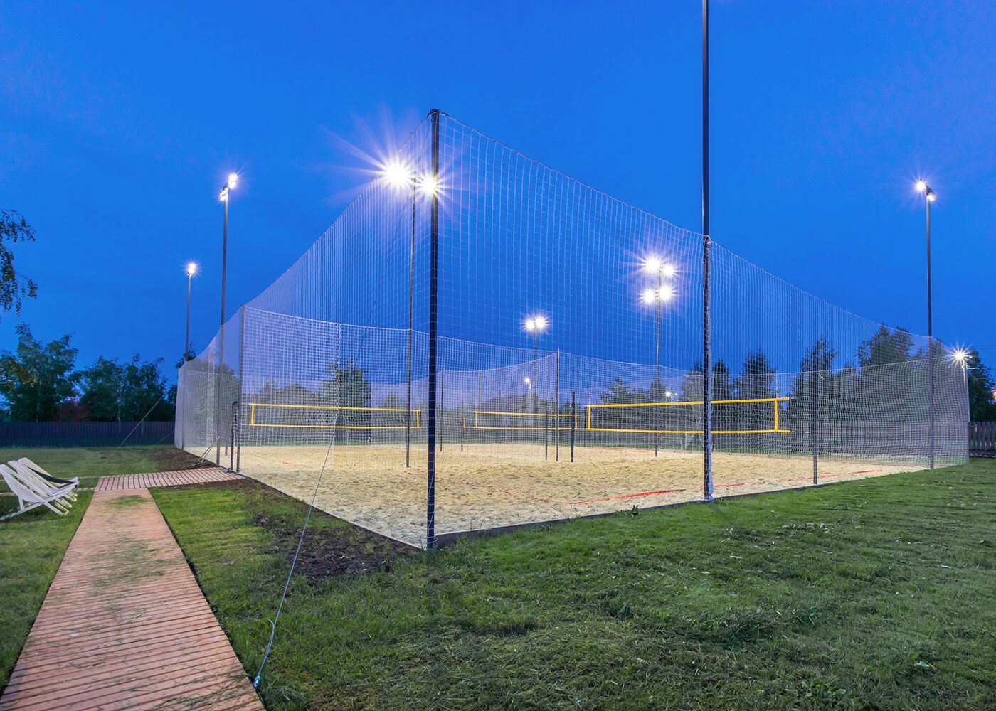 LED Fläachenstrahlöer AREON auf einem Beachvolleyball Feld