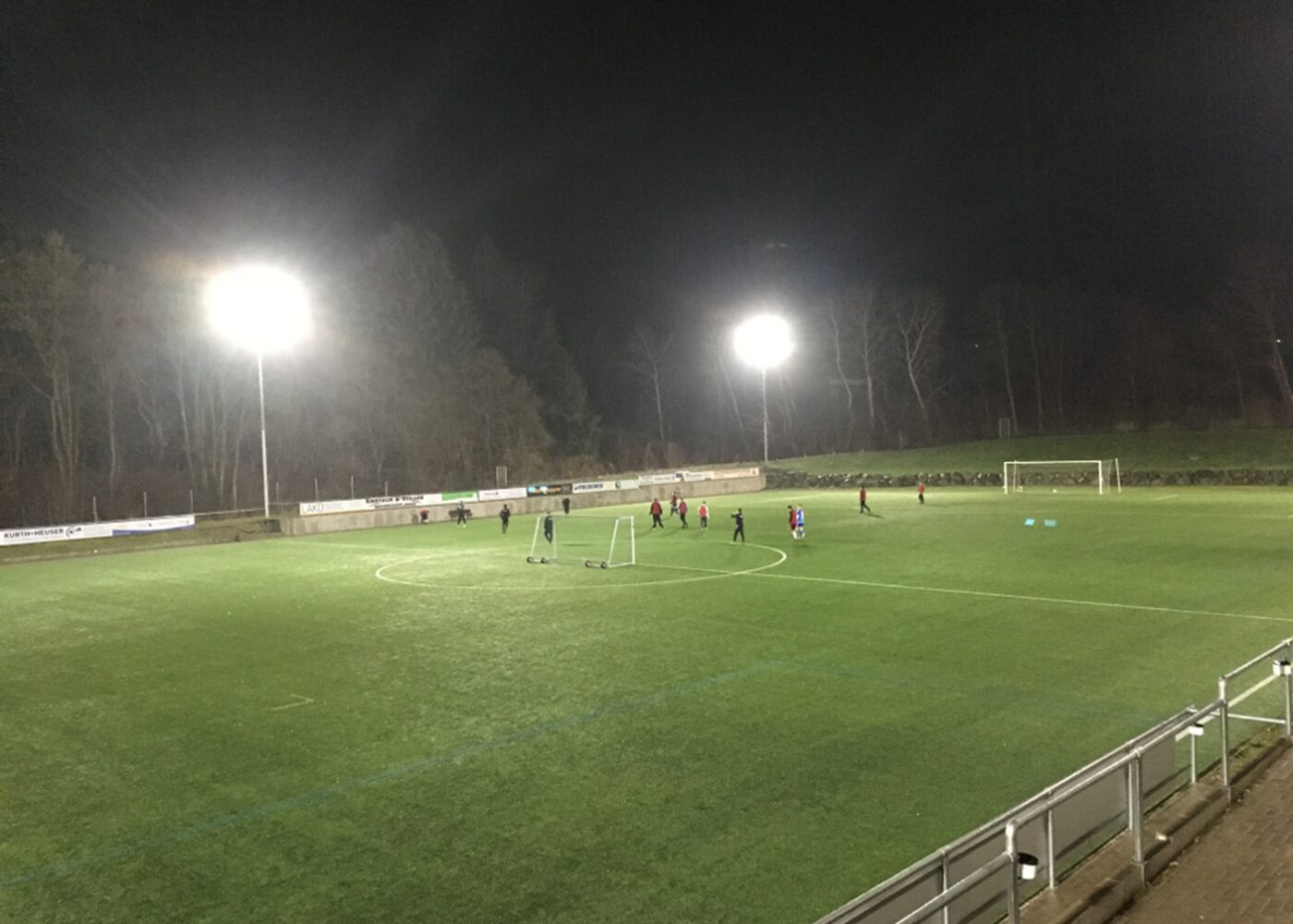 LED Universalstrahler AREON plus auf einem Sportplatz