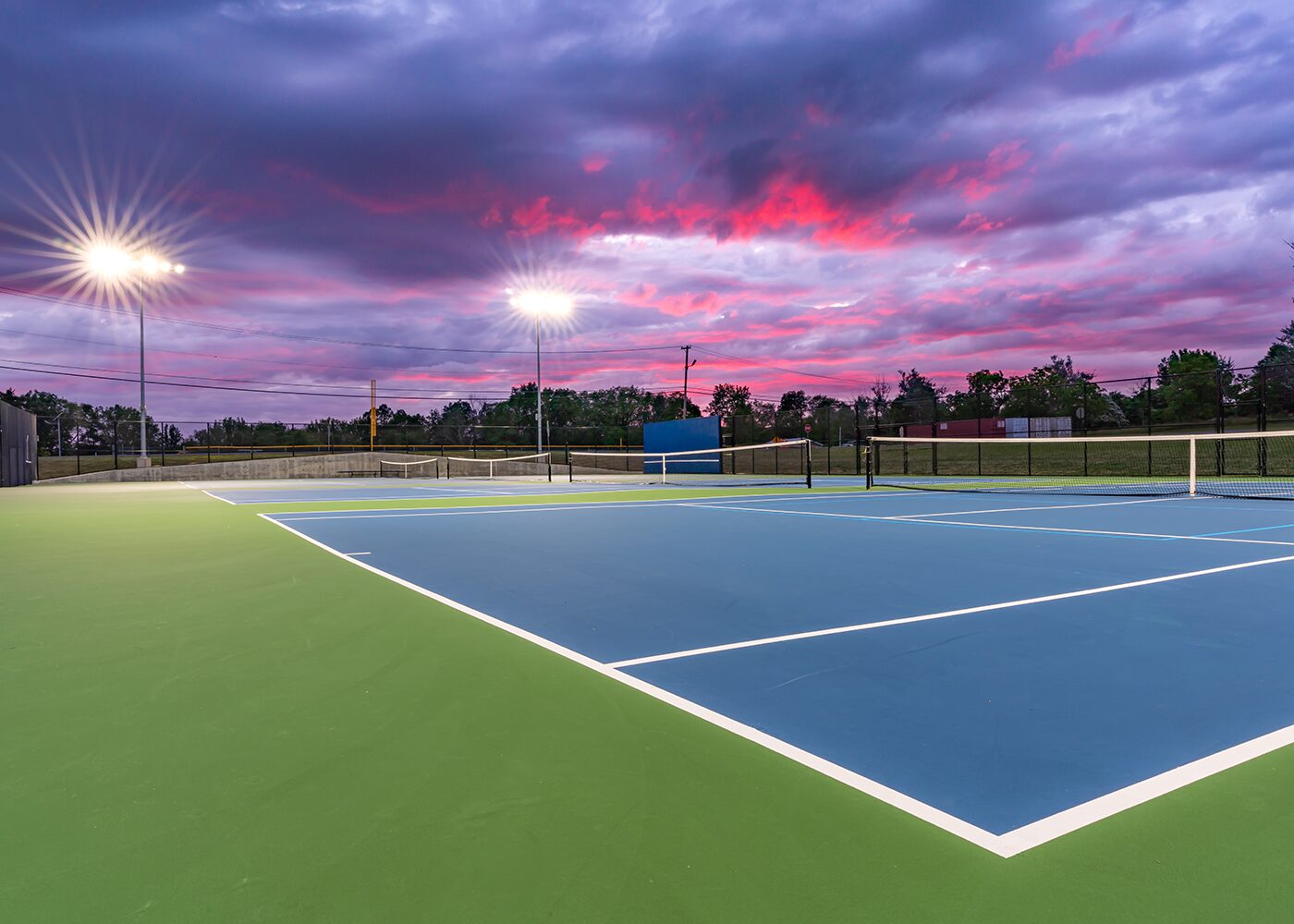 LED Universalstrahler AREON plus auf einem Sportplatz