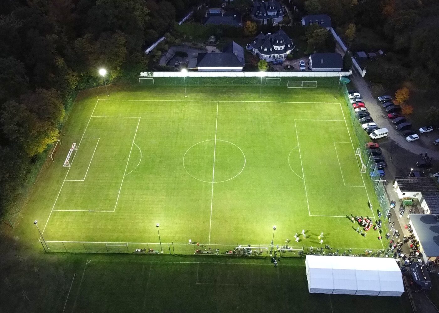 LED Universalstrahler AREON plus auf einem Sportplatz