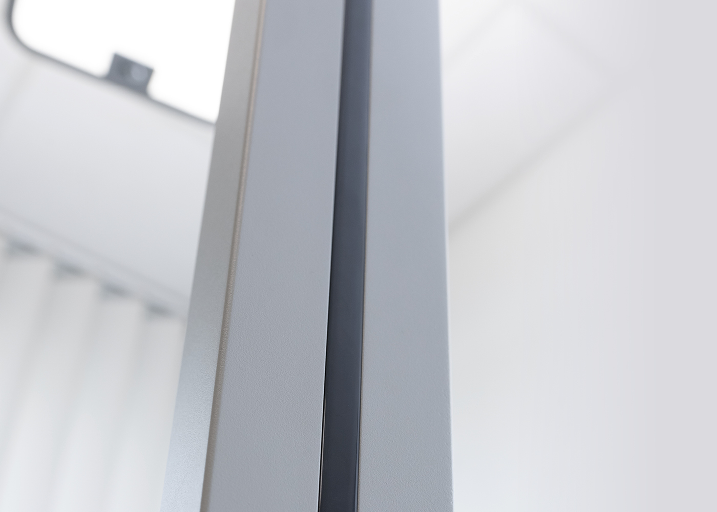 Detailaufnahme schwarze Designleiste auf der Rückseite der LED Bürostehleuchte STARIS, silbergrau