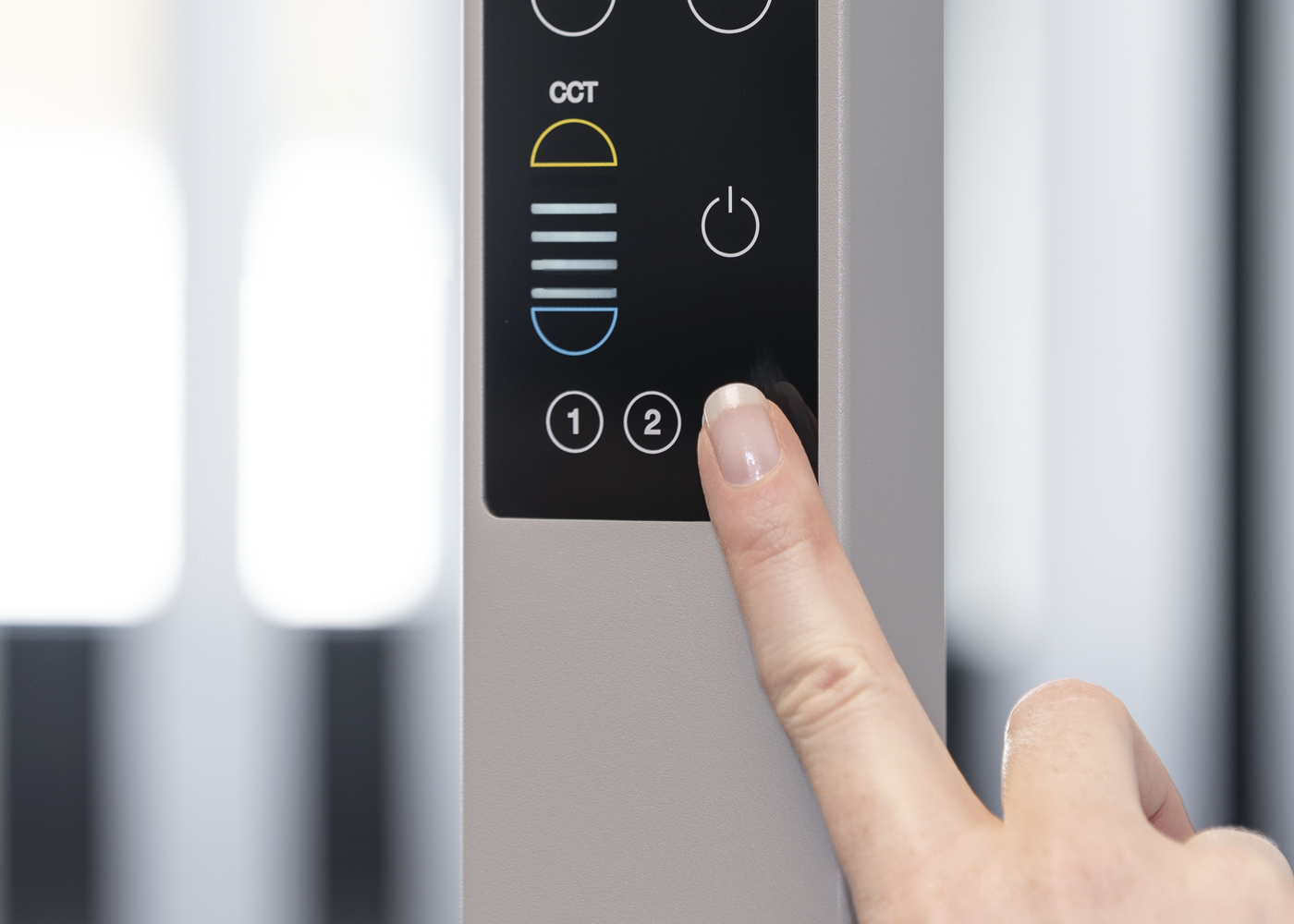 Anzeige 1-3 zur Speicherung individueller Szenen auf dem LED-Display der LED Bürostehleuchte STARIS, silbergrau