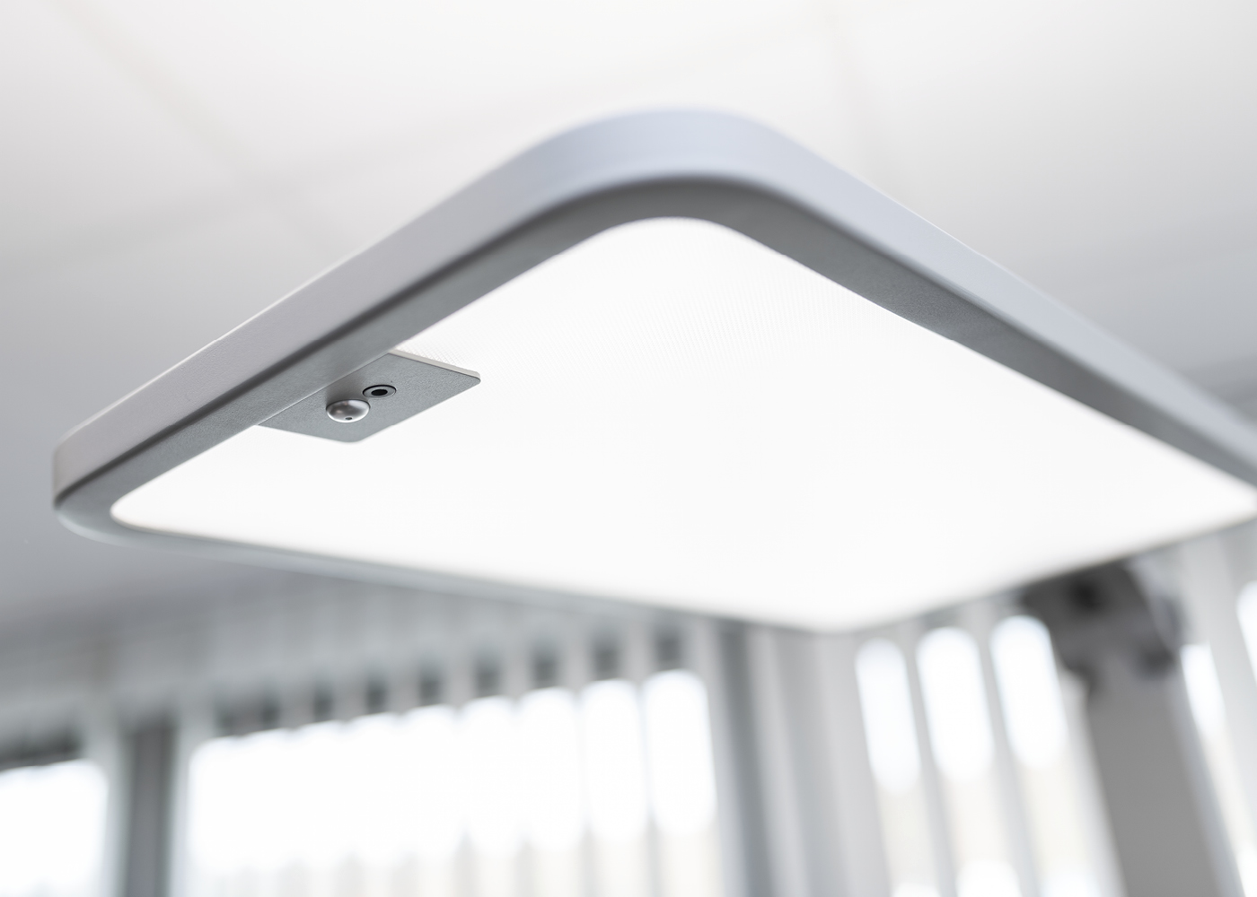 Tageslichtsensor am Leuchtenkopf der LED Bürostehleuchte STARIS, silbergrau