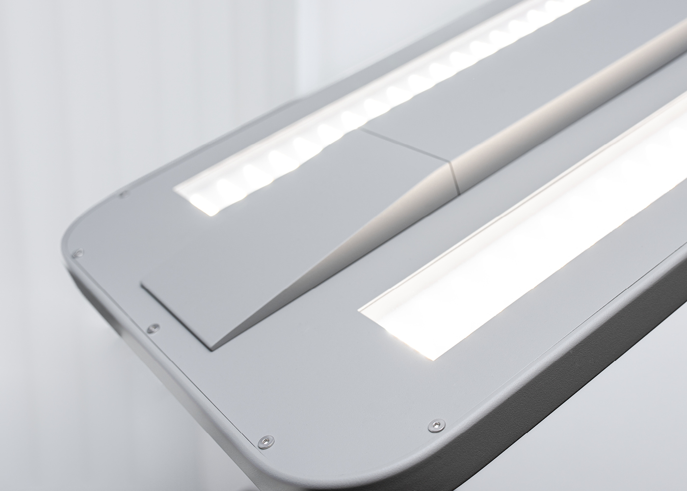 Uplight im Leuchtenkopf der LED Bürostehleuchte STARIS, silbergrau