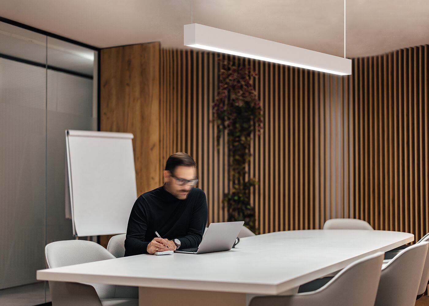 Anwendung Konferenzraum einzelner Leuchte LED Linearleuchte CENORA, weiß