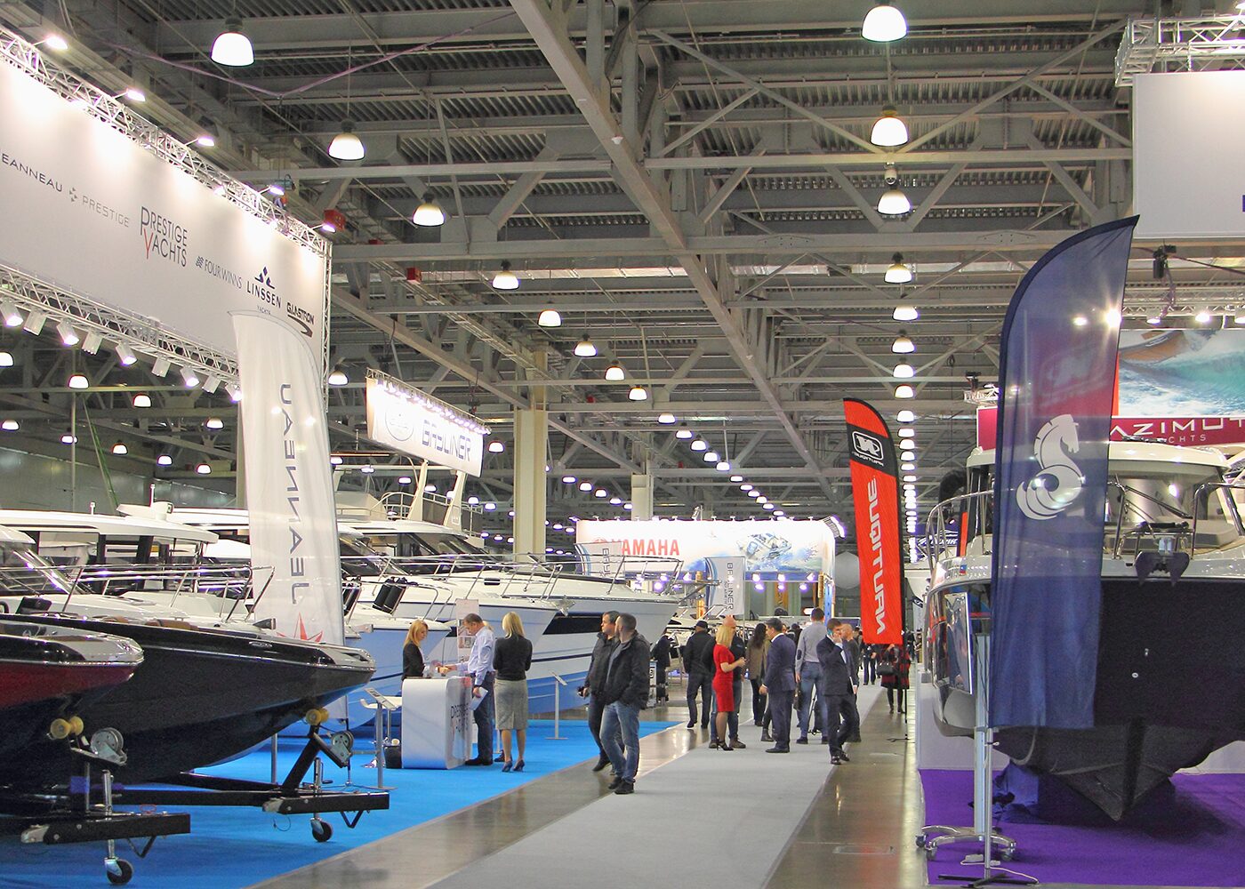 Messe Halle mit Pendelleuchte Diva