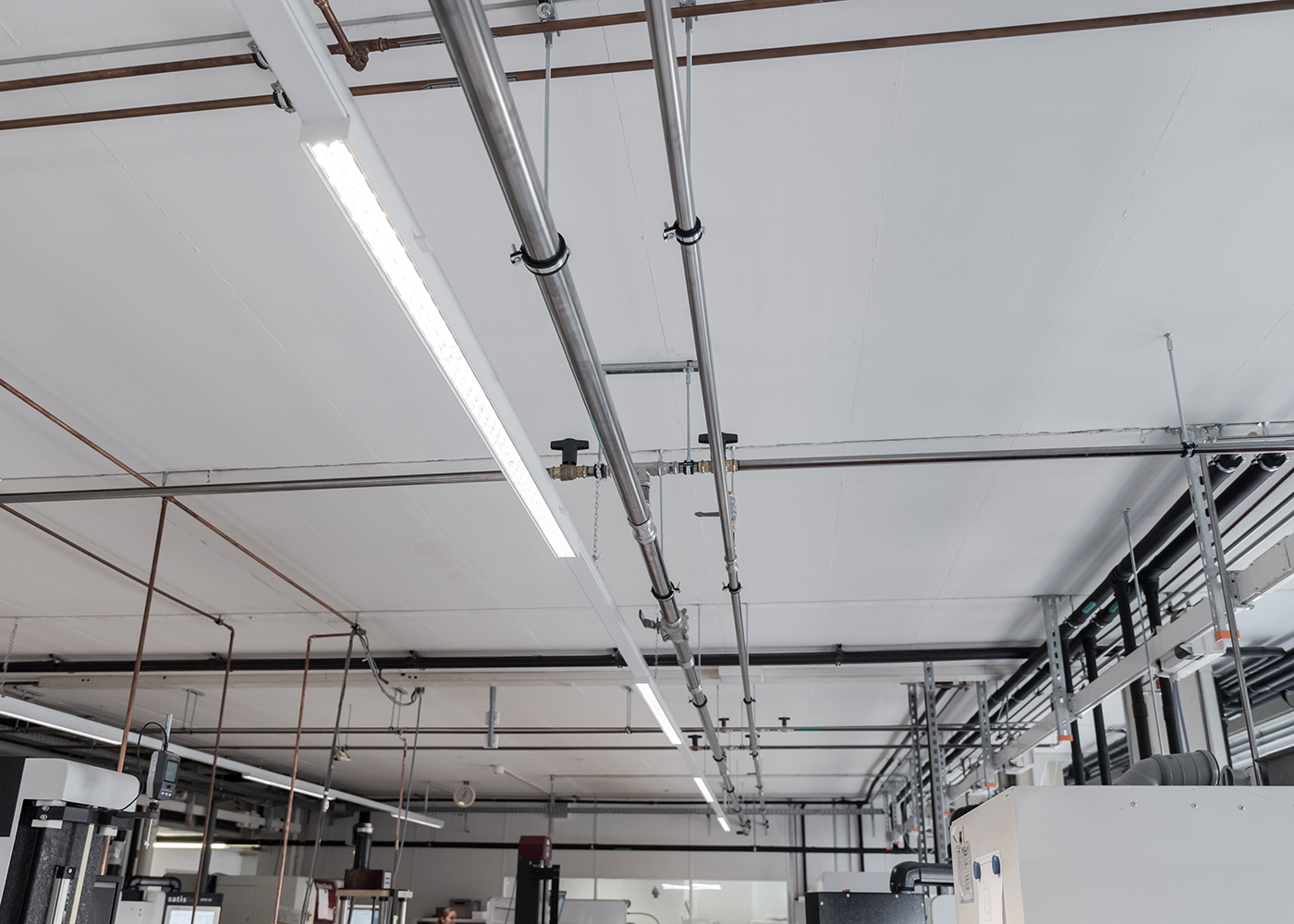 Anwendung Tragschienen-System in einer Produktion mit LED Universalmodul FLEXO vision