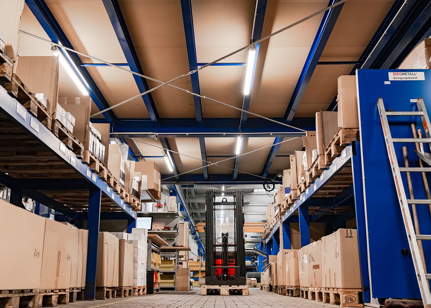 Anwendung LED Langefeldleuchte IMPACTO bzw IMPACTO smart plus in Lagerhalle