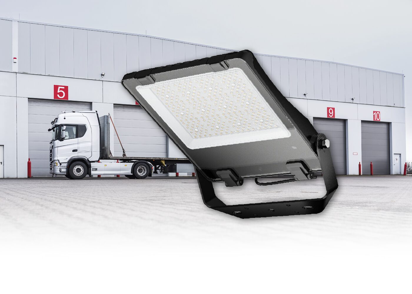 Firmengelände mit LKW und LED Multistrahler plus