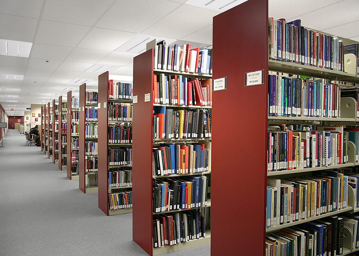 Bibliothek mit Rasterdecke und NOVO Panels