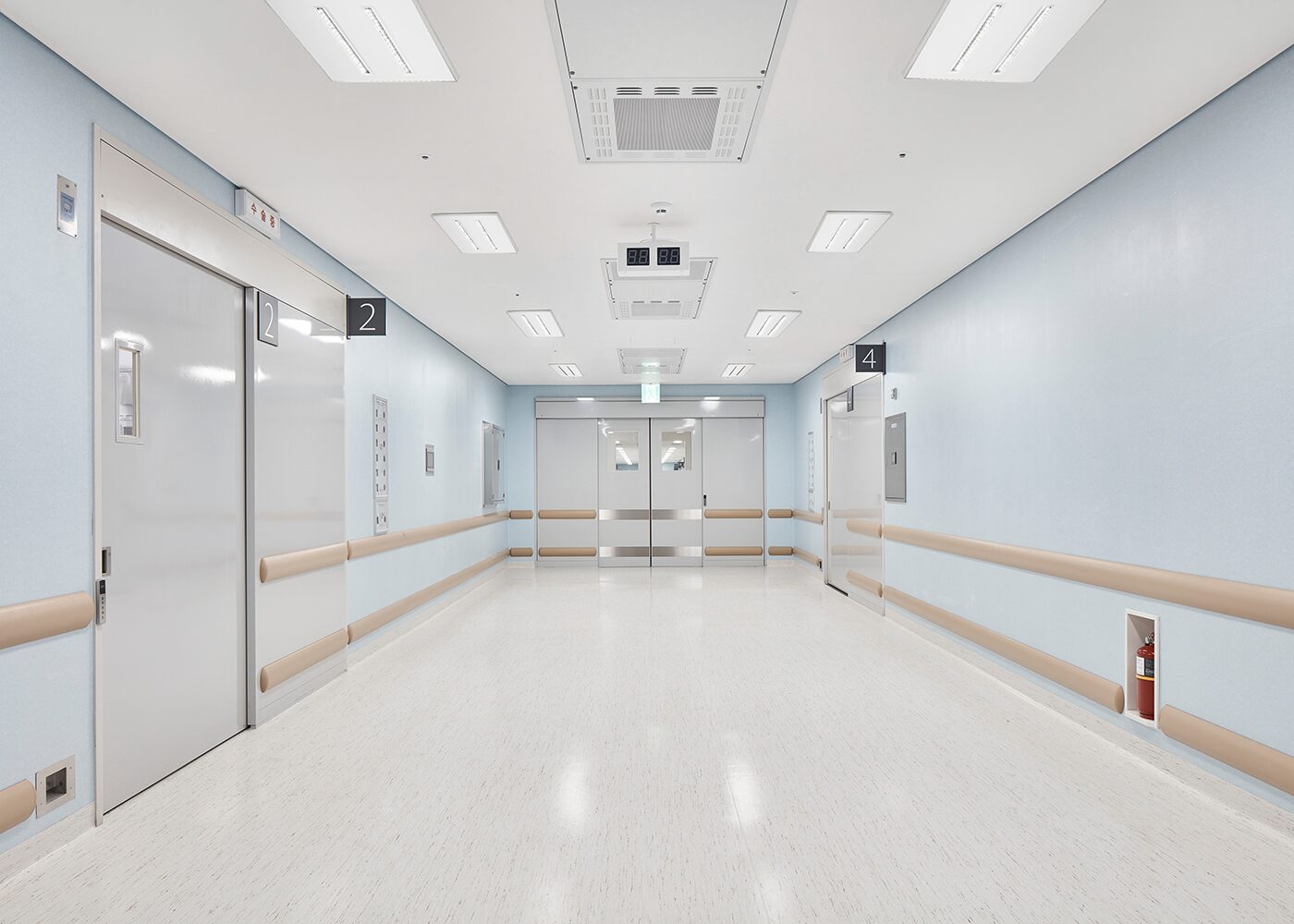 Krankenhaus Flur mit NOVO Panels im Anbaurahmen