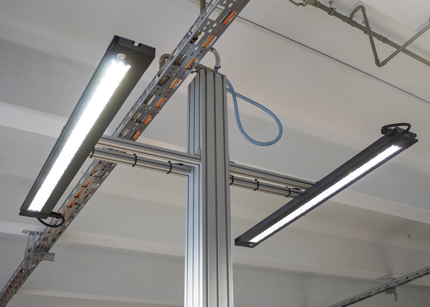 Anwendung Werkbank-Traverse mit zwei LED Arbeitsleuchten RABOTA