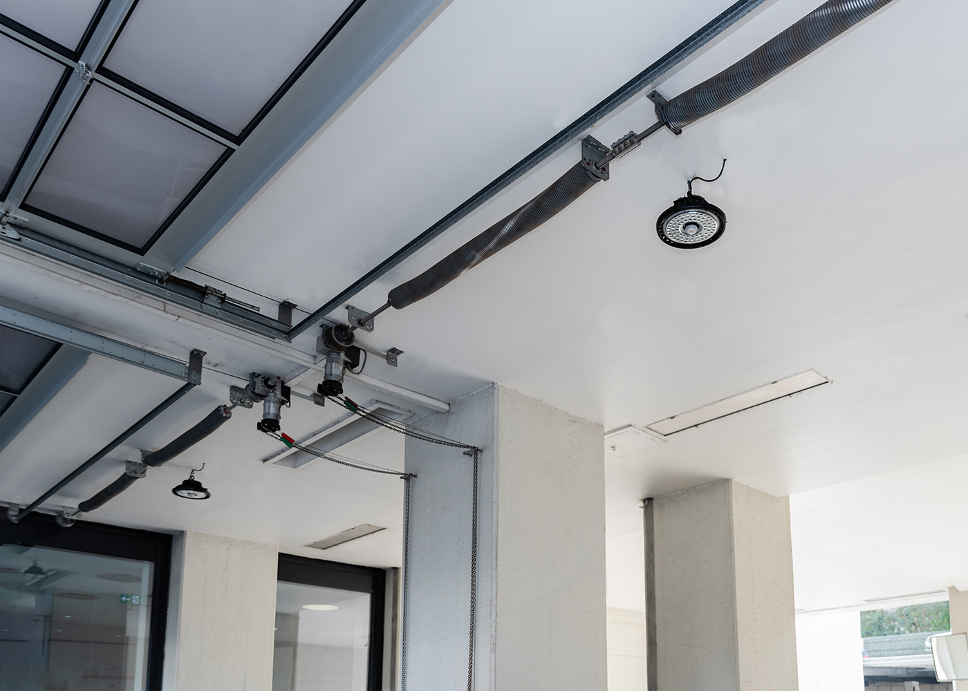 Anwendung Eingangsdurchfahrt mit zwei LED Hallentiefstrahler SENSO