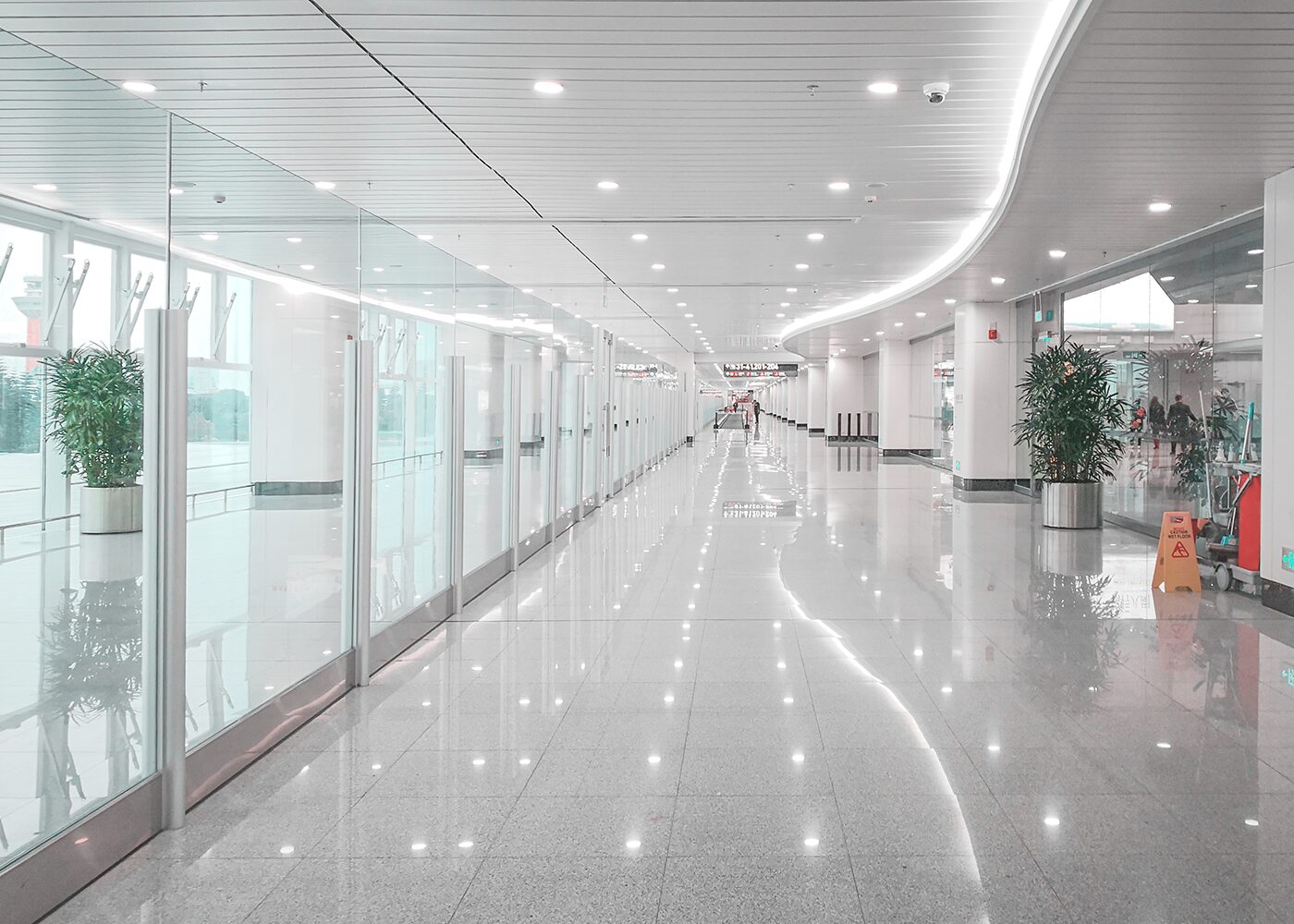 Anwendung LED Rund-Panel SUNOVA im öffentlichen Bereich (Flughafen oder Bahnstation)