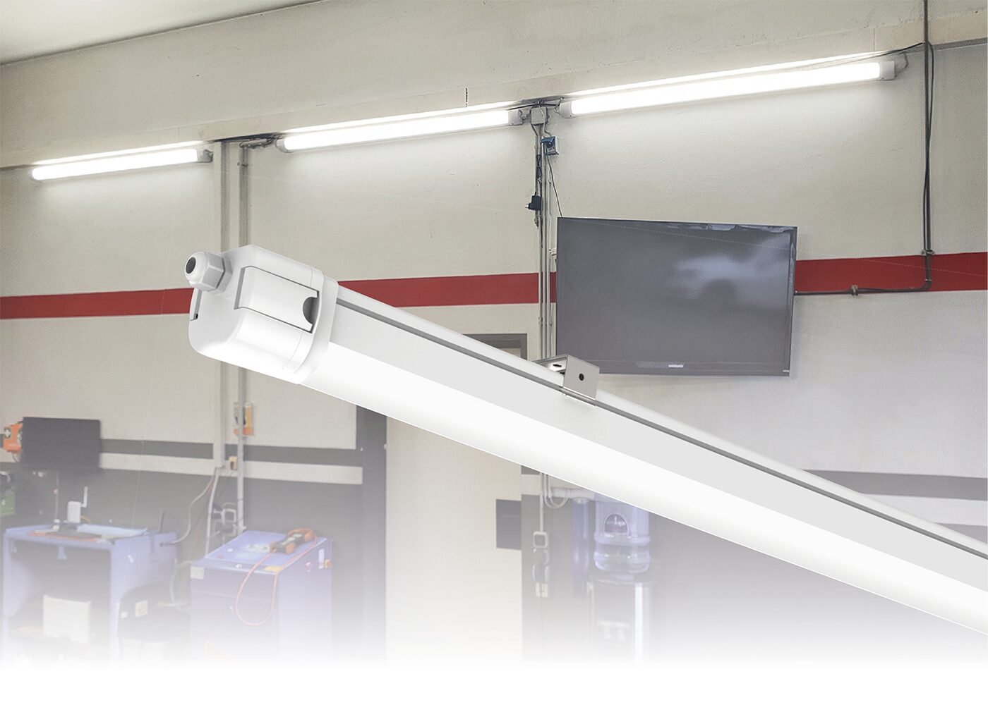 Anwendung Werkstatt mit drei LED Langfeldleuchten COMPACTO plus