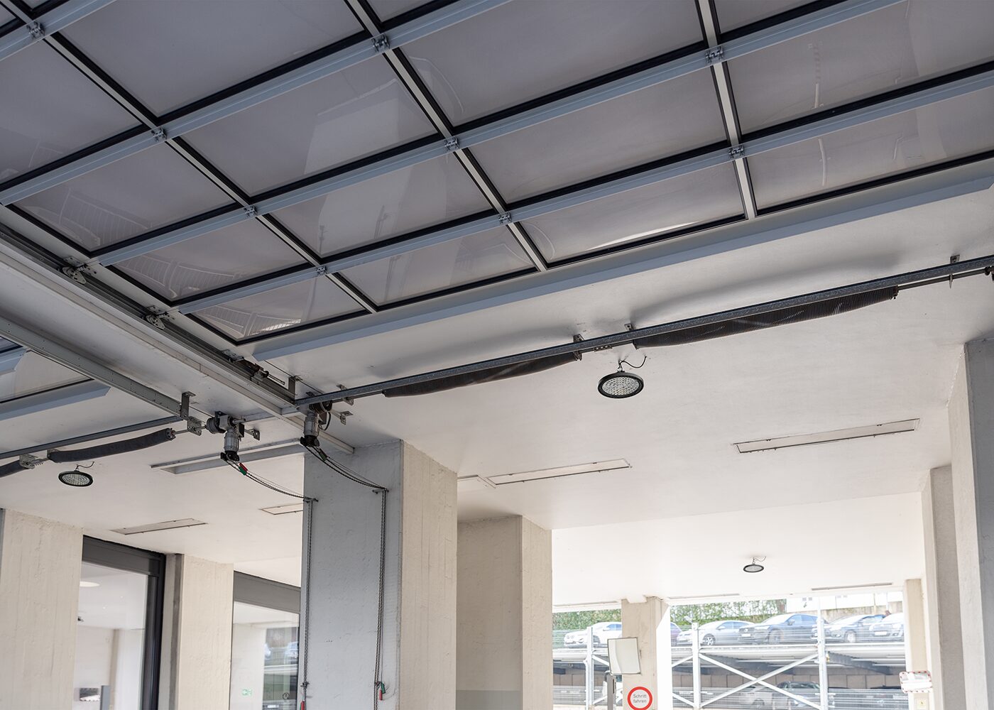 Anwendung LED Hallentiefstrahler VENTO switch in einer Großgarage bei Leica