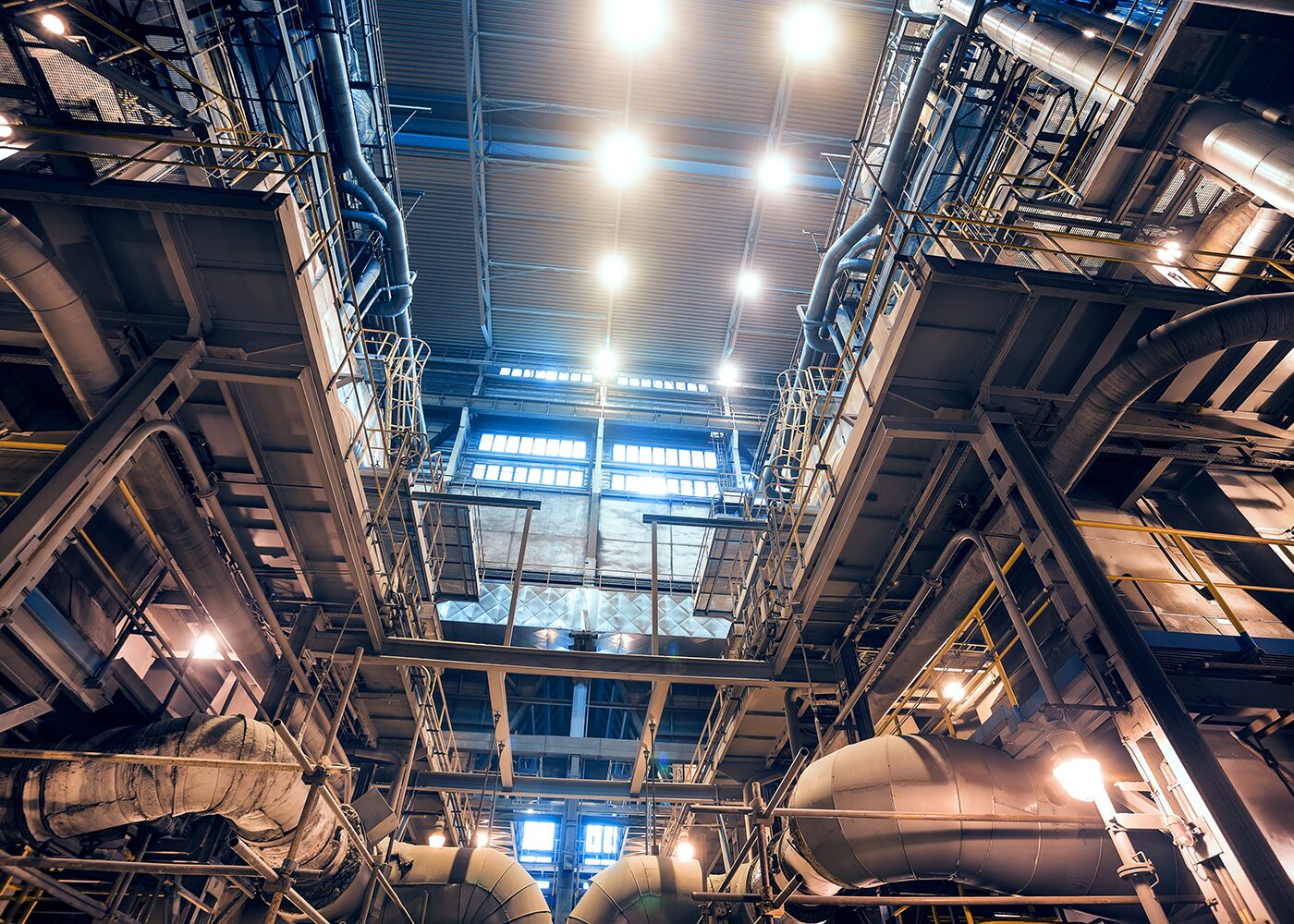 Anwendung LED Hallentiefstrahler VENTO switch in einer Produktionshalle in der Schwerindustrie