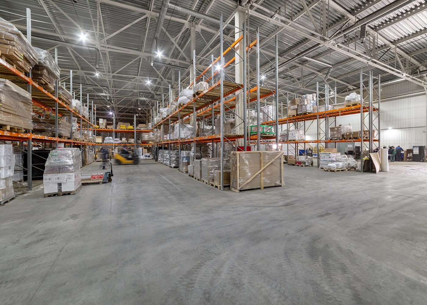 Anwendung LED Hallentiefstrahler VENTO switch in einer Lagerhalle