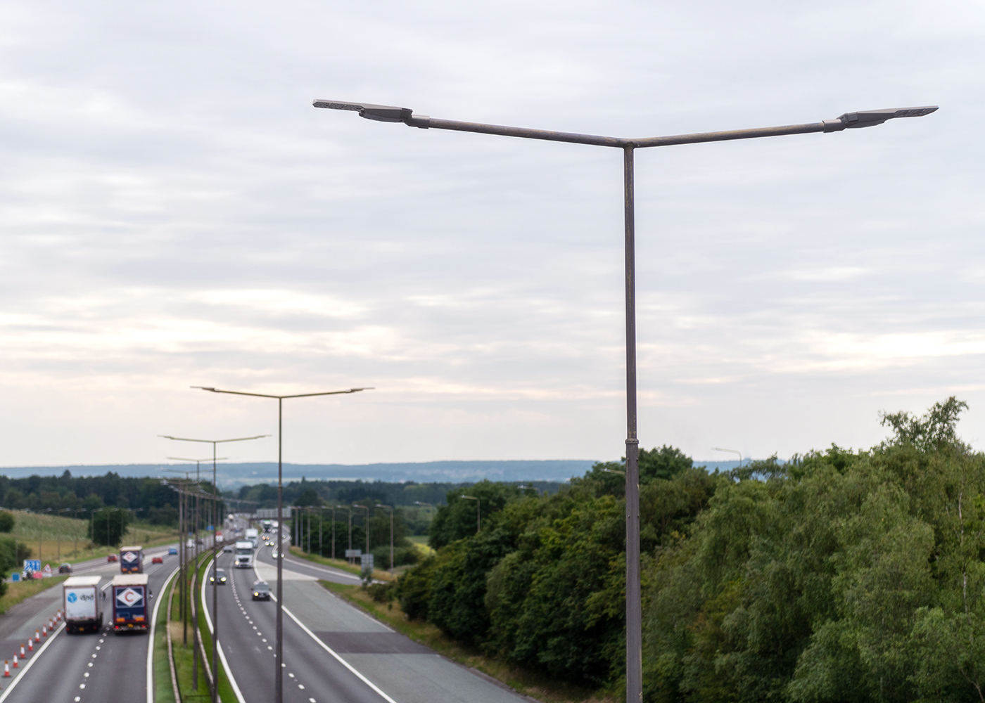 Straßenbeleuchtung mit Doppelausleger