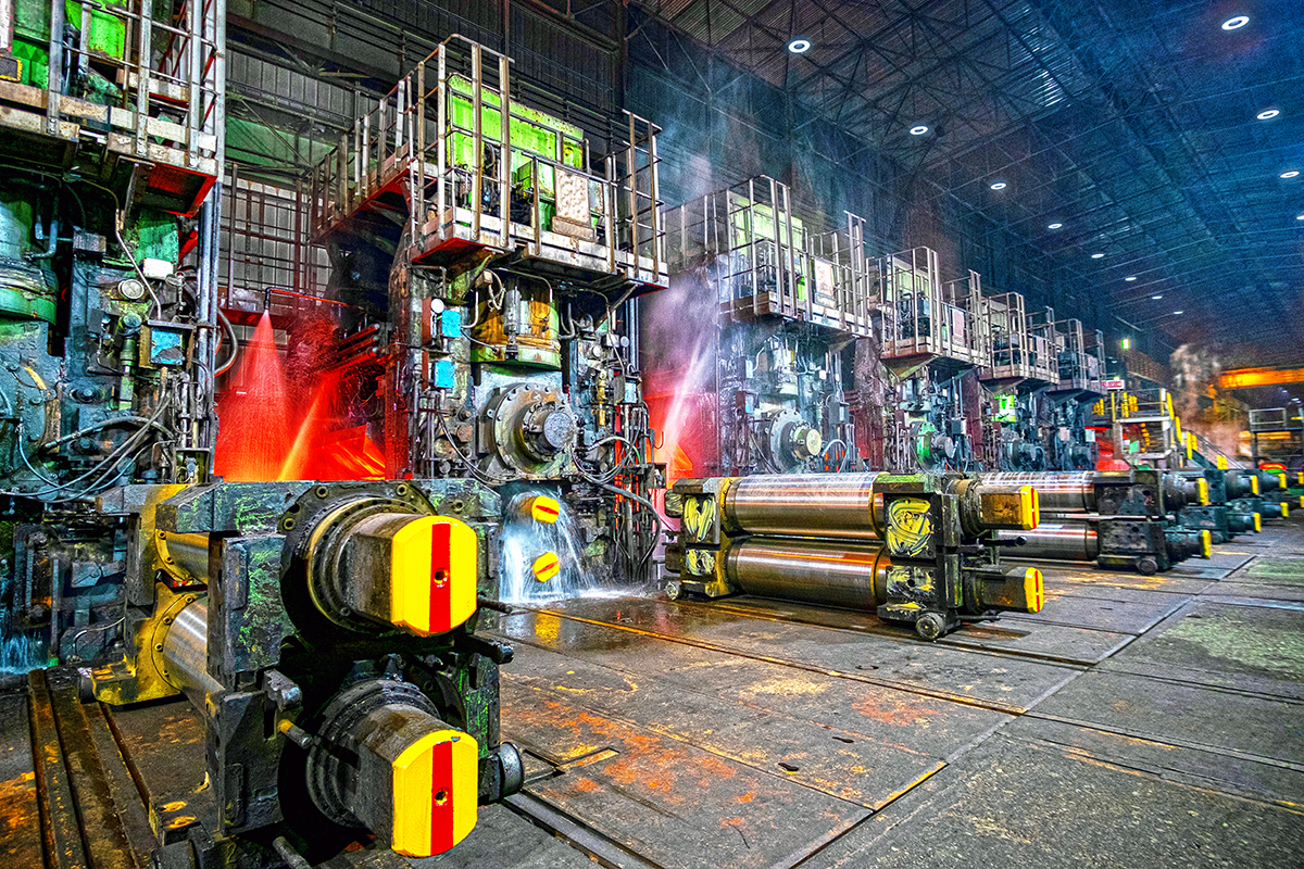 Anwendung Industriehalle mit Walzen LED Hallenleuchte HOLOBAY™