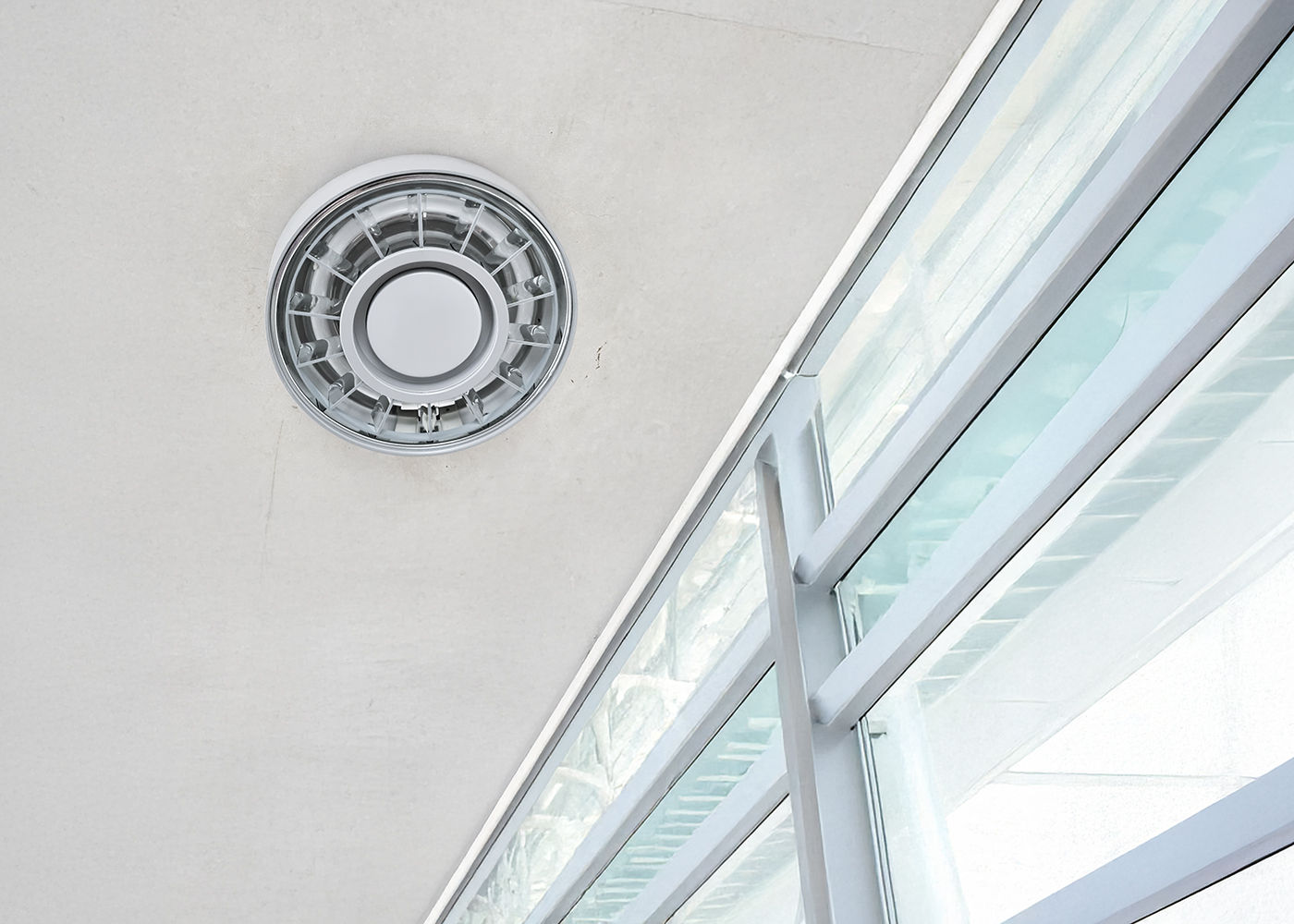 Runder LED Sanierungseinsatz RUNDEO im glänzenden Donutgehäuse mit mittiger Abdeckungen