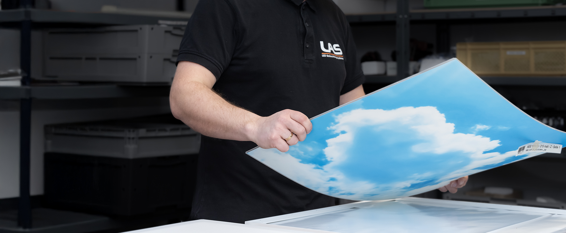 LAS-Mitarbeiter mit PICTURE panel Diffusor mit Himmelmotiv