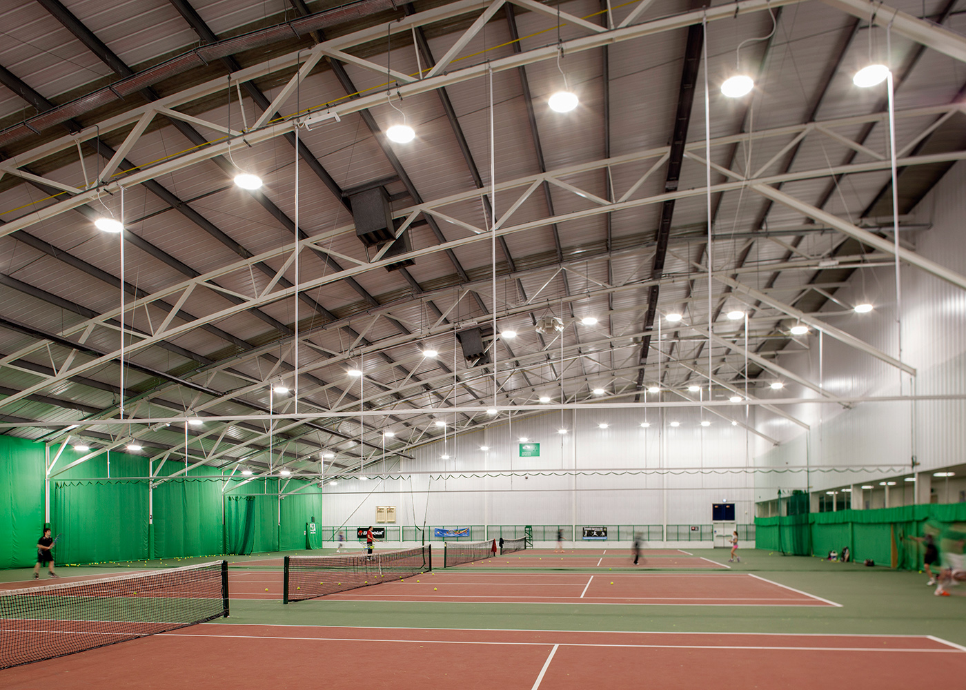 Anwendung große Tennishalle LED Hallenleuchte HALOPRISM™