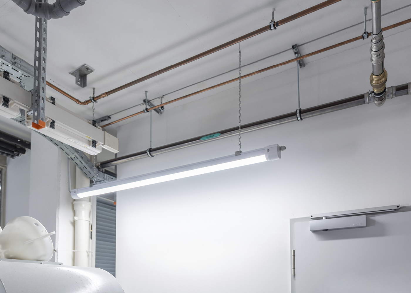 Anwendung industrielle Arbeitsstätte LED Langfeldleuchte IMPACTO
