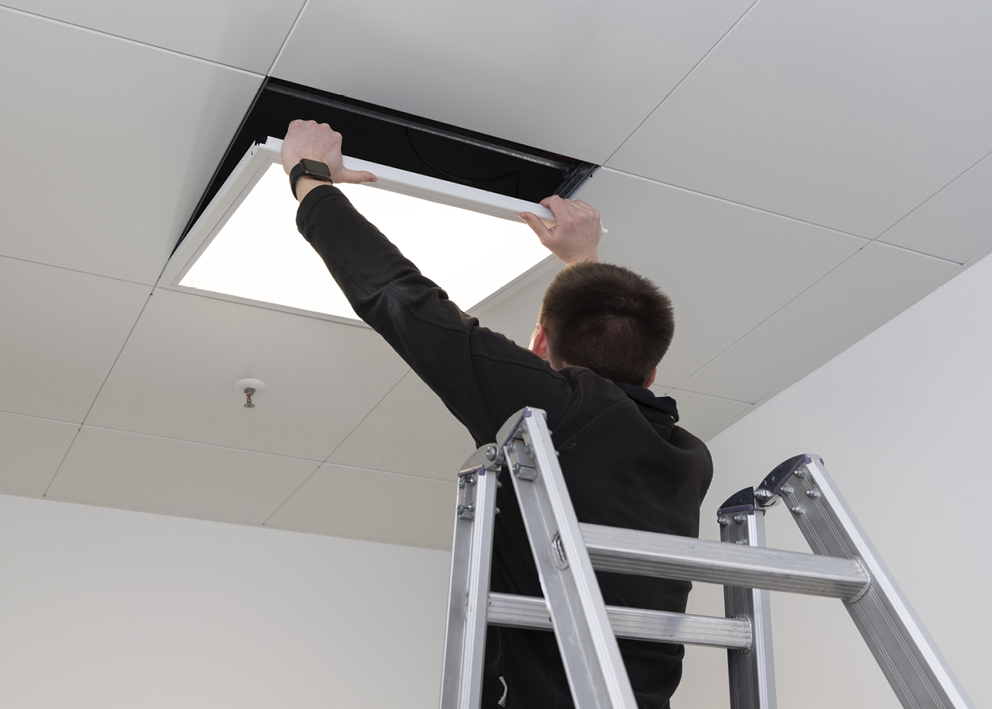 Installateur mit abgeklappten LED Panel WINDOW Dipling