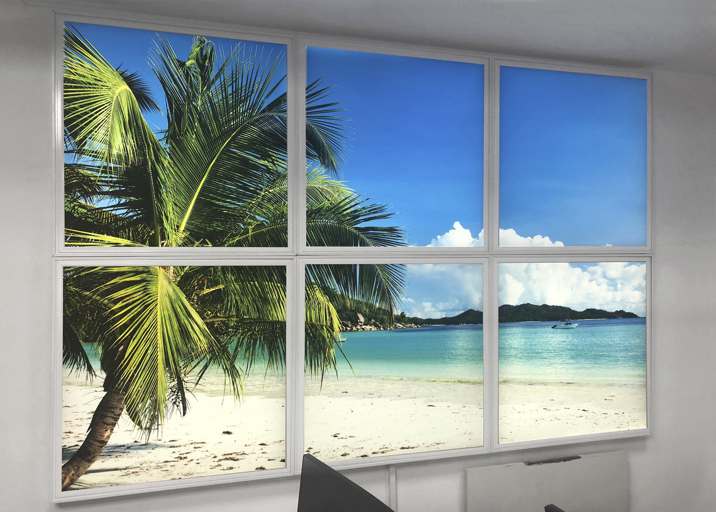 Strand-Palmen-Motiv auf 3 x 2 LED PICTURE panels im Anbaurahmen an der Wand