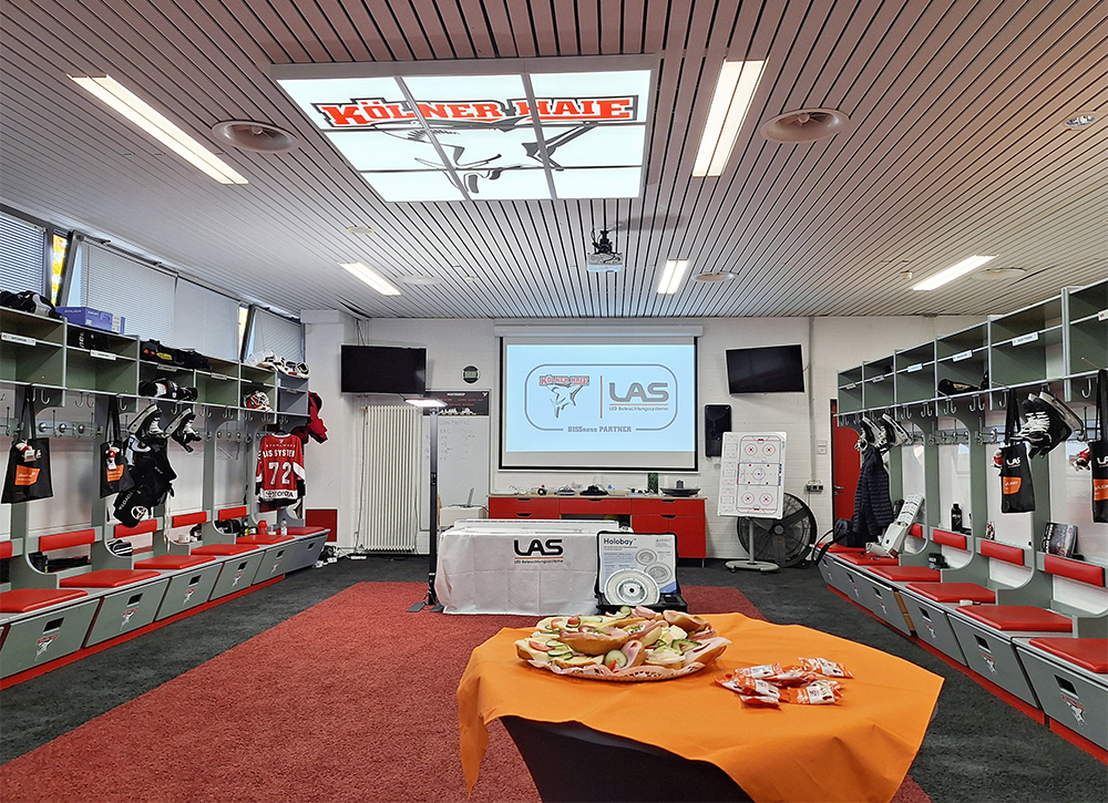 LAS Schulungsraum bei den Kölner Haien mit LED Bürostehleuchte STARIS und LED Hallenleuchte HOLOBAY