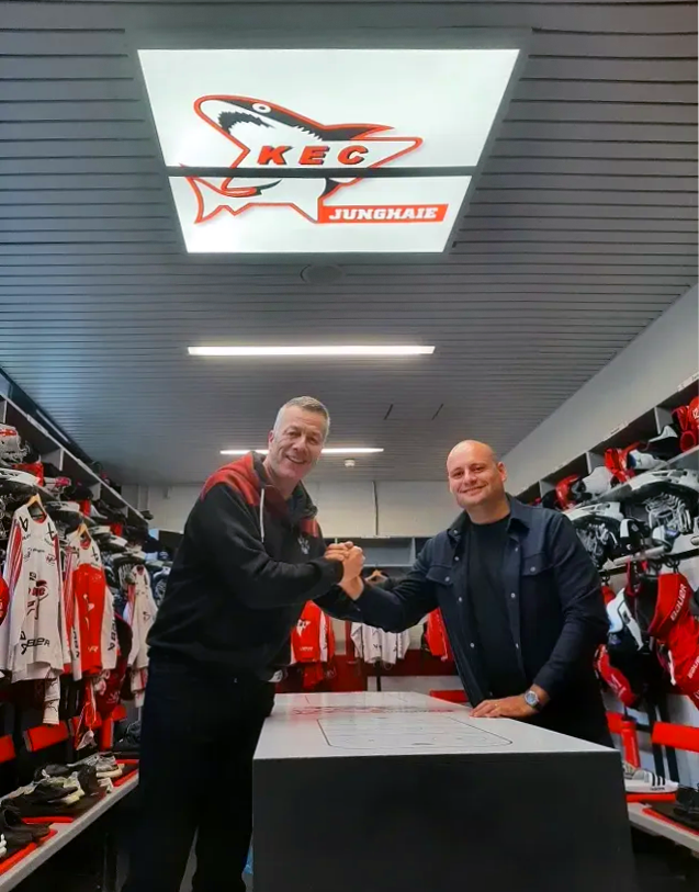 Holger Rathke von den Kölner Haien bedankt sich bei Alvin Spitz für das Sponsoring des LED PICTURE Panels mit Logo-Bedruckung des KEC