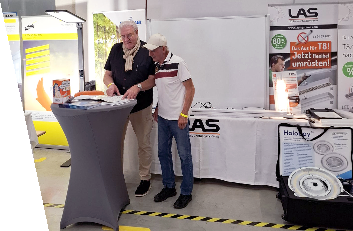 Jochem Rink erklärt einem Kunden ein Produkt auf dem LAS Messestand beim RINK Sommerfest