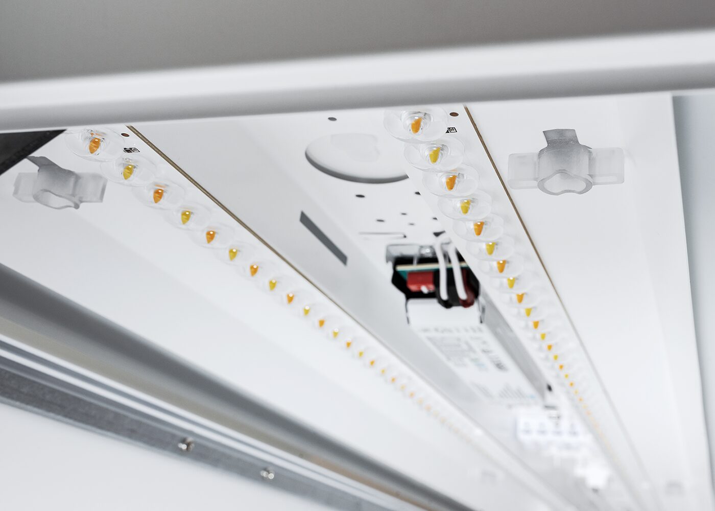 Herausnehmbarer Geräteträger der LED Anbauleuchte OPERO mit drehbaren Verschlüssen