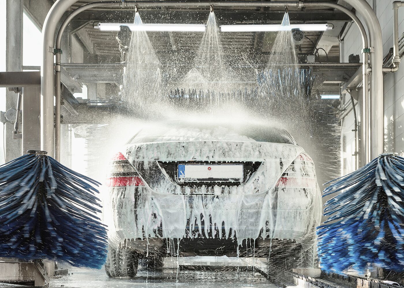 Anwendung Autowaschanlage LED Langfeldleuchte ROBUSTO mit Schutzart IP 69 K