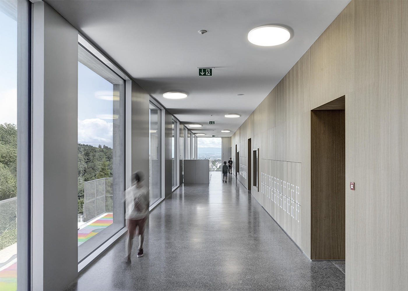 Anwendung Korridor Schule LED Anbauleuchte SUNERO in weiß