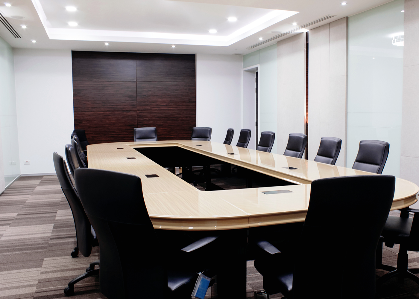 Anwendung Besprechungsraum LED Downlight MOVO in rund und quadratisch