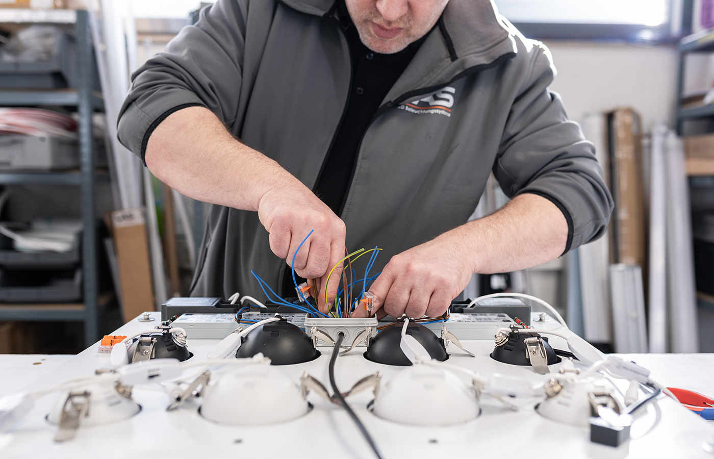 Verdrahtung der Leuchten-Exponate für den LAS Messestand