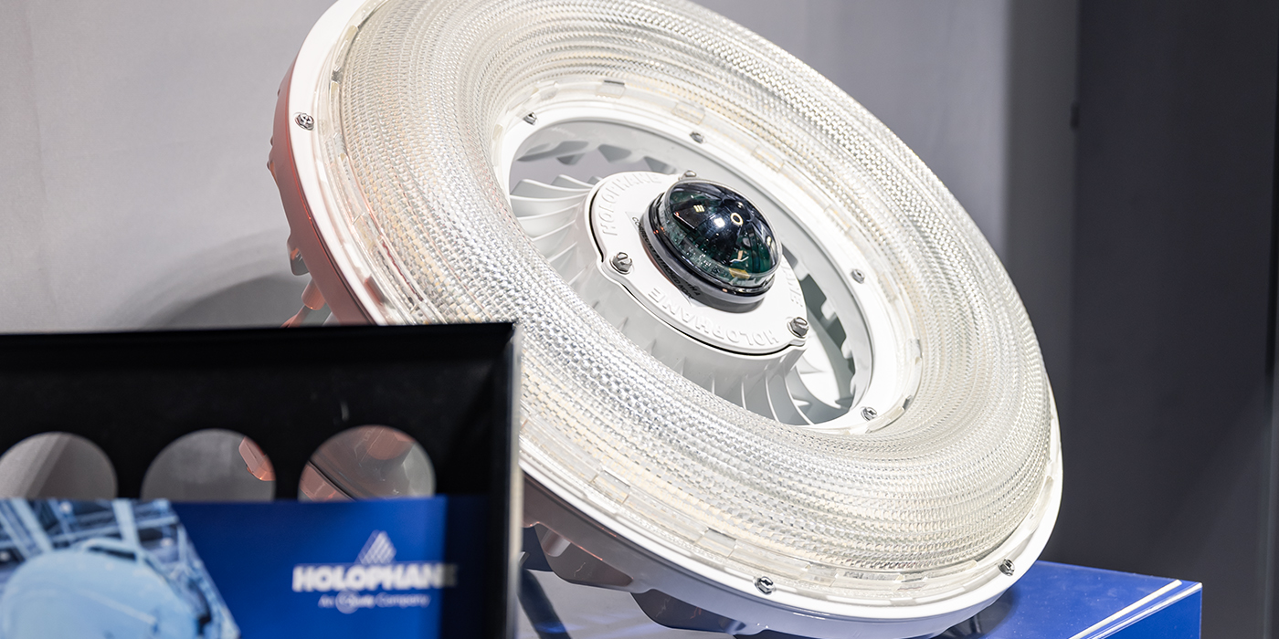 LED Hallenleuchte HOLOBAY mit Sensorik auf der light+building