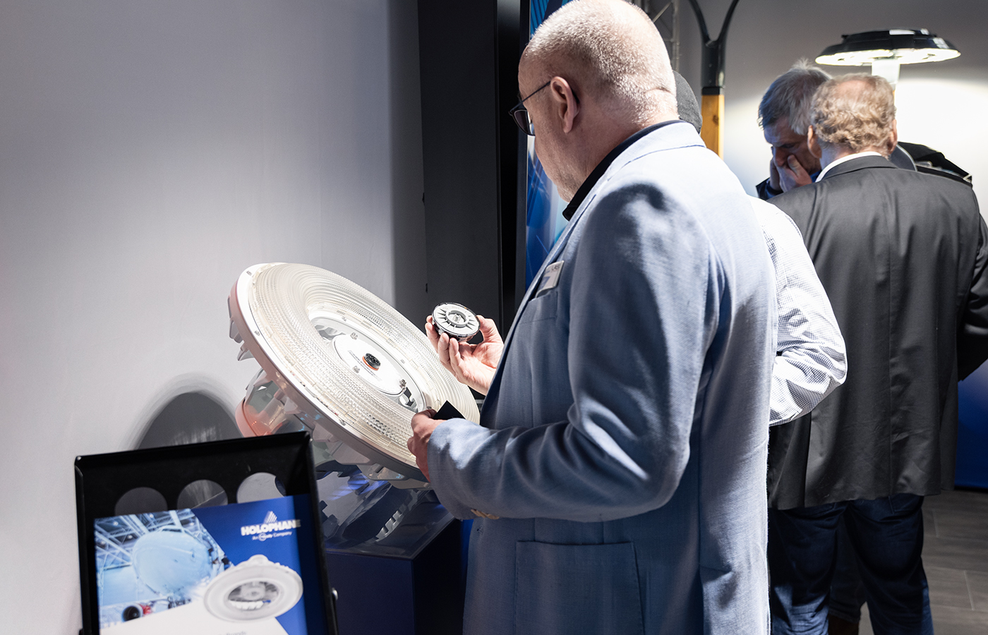 LED Hallenleuchte HOLOBAY wird auf der light+building 2026 auf dem LAS und Holophane Messestand präsentiert