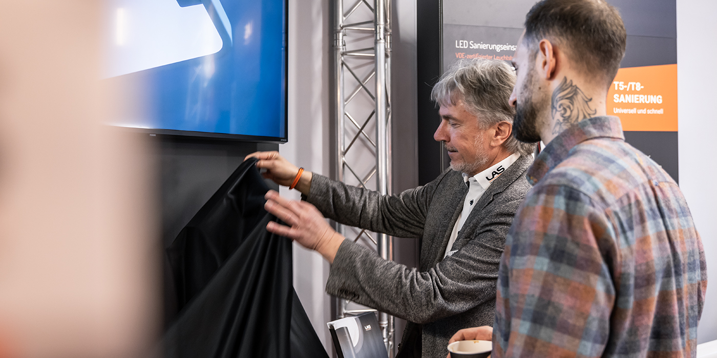 Klaus Schön präsentiert den Prototypen der Designtischleuchte ATMOS pro auf der light+building