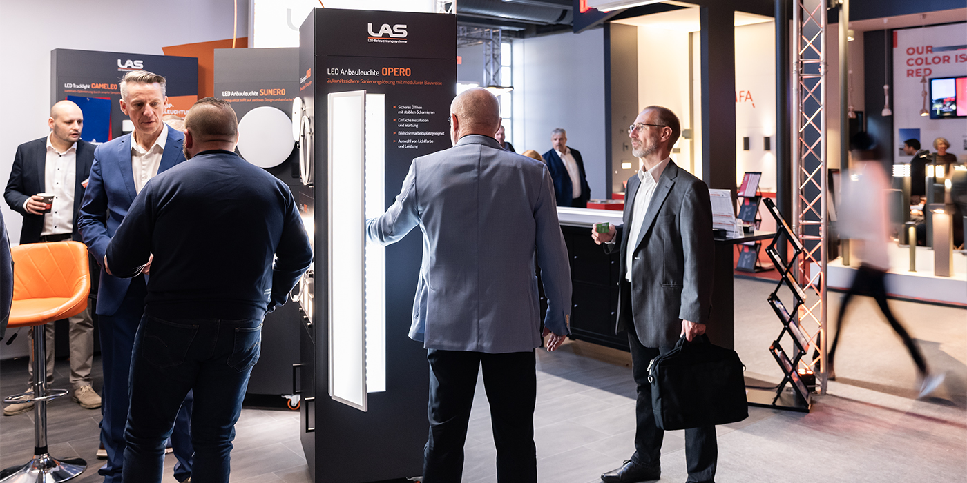 LED Anbauleuchte OPERO mit stabilen Scharnieren auf der light+building