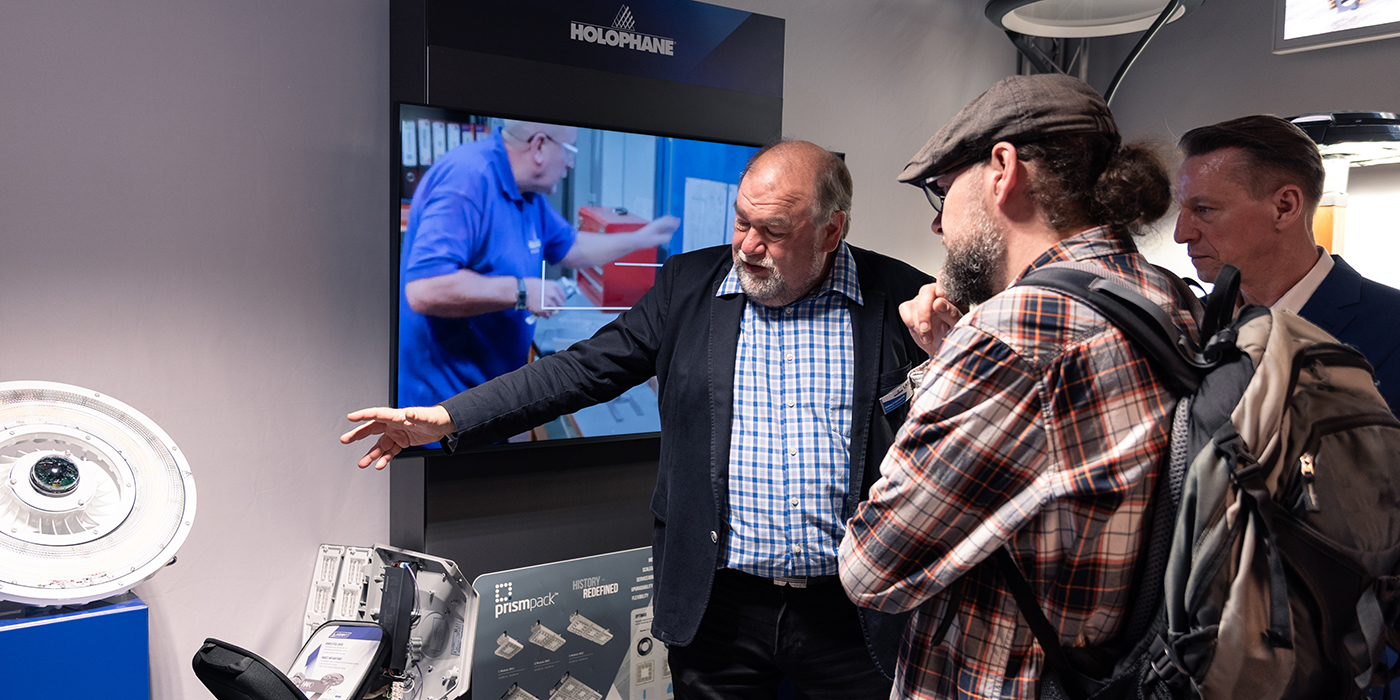 Ronald Hohmann präsentiert die LED Hallenleuchte HOLOBAY von Holophane