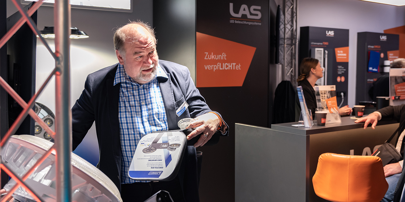 Ronald Hohmann präsentiert die LED Hallenleuchte HOLOBAY von Holophane