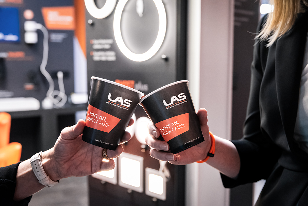 Kaffee und gute Gespräche zu LED Beleuchtung mit System auf der light+building