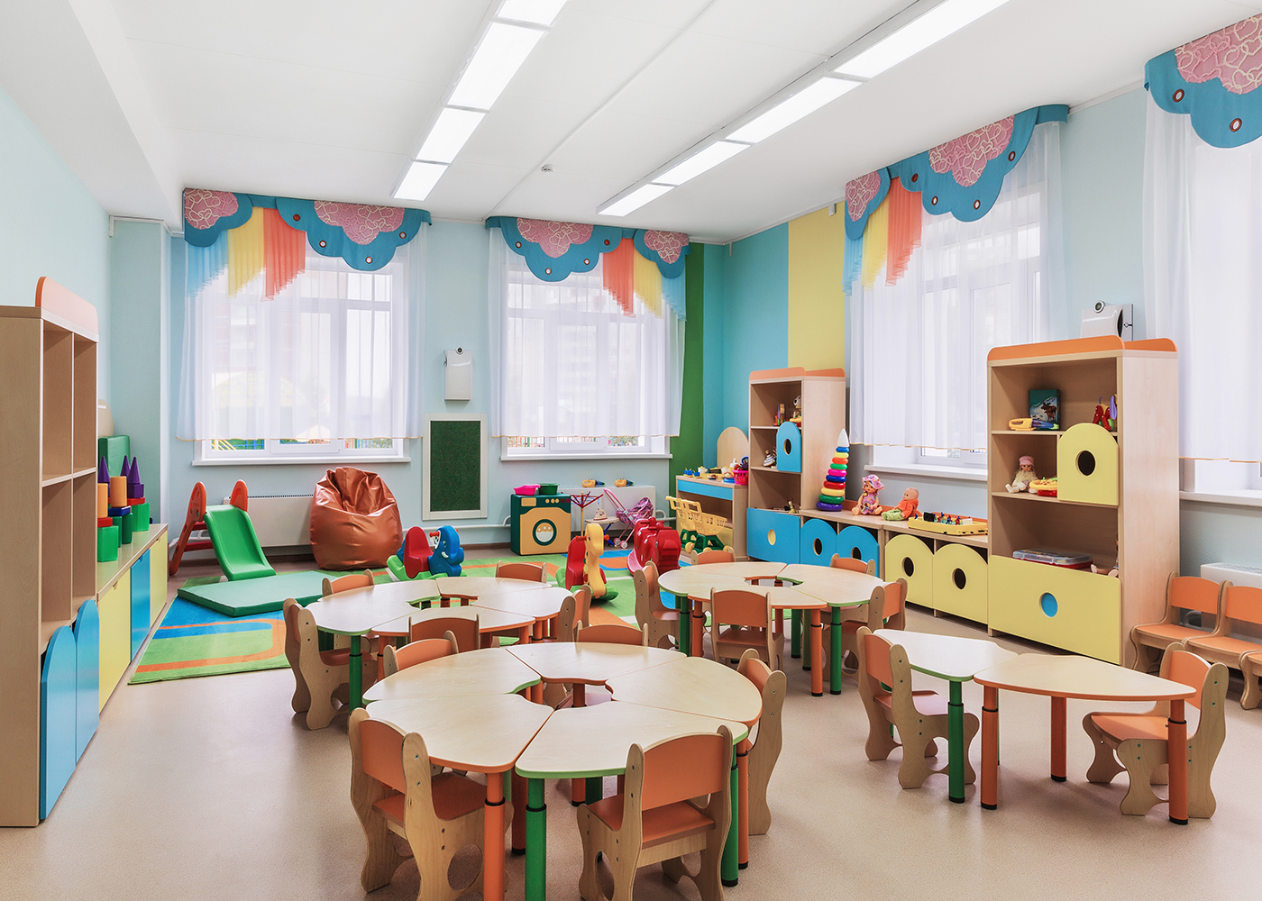 Anwendung Kindergarten LED Anbauleuchte OPERO mit stirnseitiger Reihenmontage