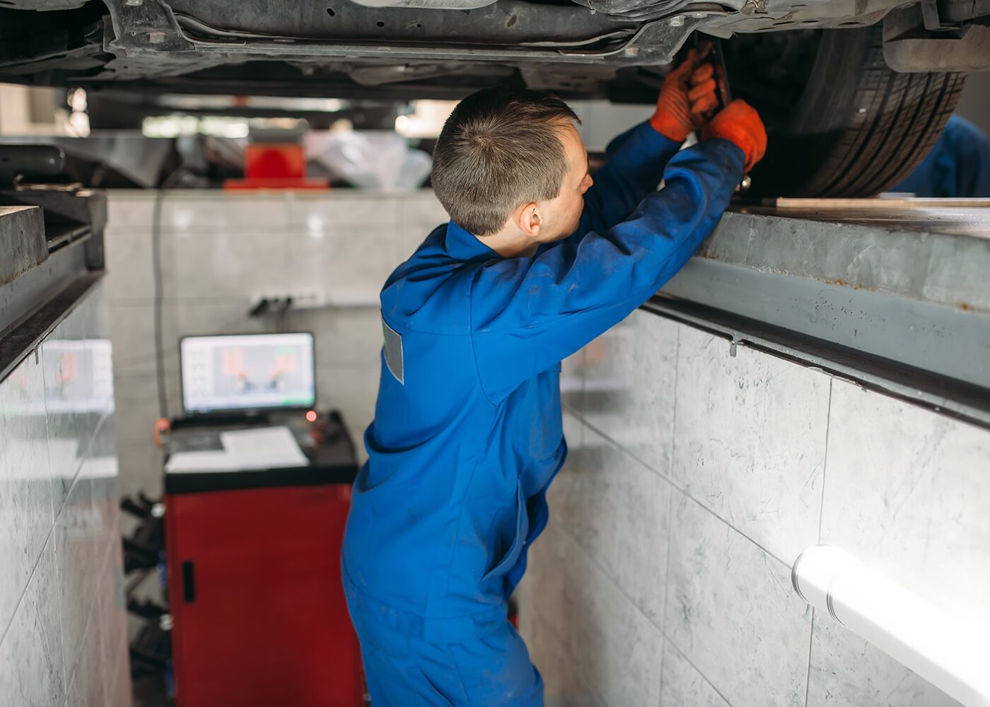 Anwendung Werkstattgrube LED Langfeldleuchte ROBUSTO mit IP69K und widerstandsfähigem Gehäuse