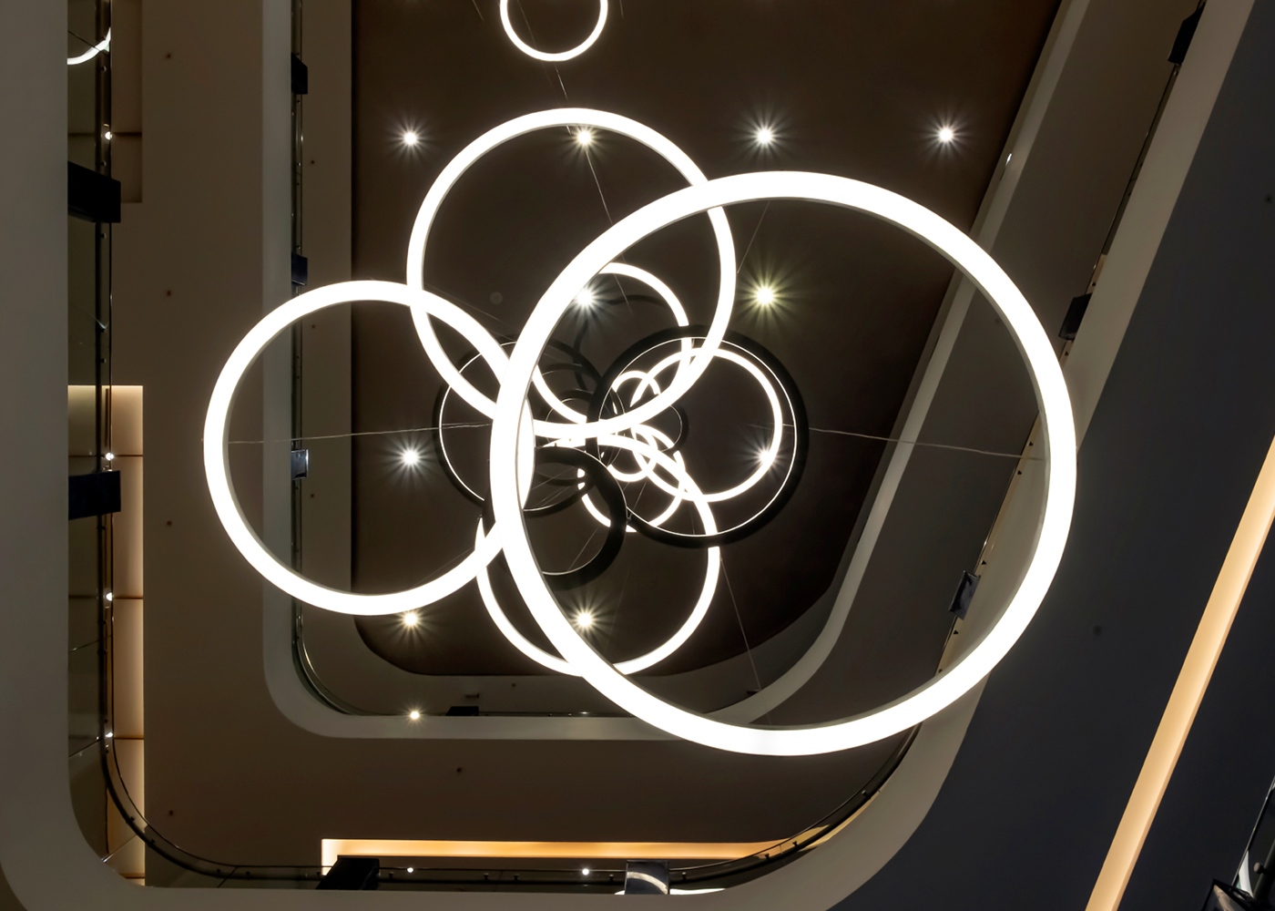 Markantes, kreatives Lichtdesign mit LED Pendelleuchte CENORA rund